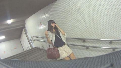 ［個撮・プラベ］ ［素顔セフレ］ 街中でパンティ逆さ撮りした後にホテルで生ハメ！ひと回り上のチンポで大満足！！